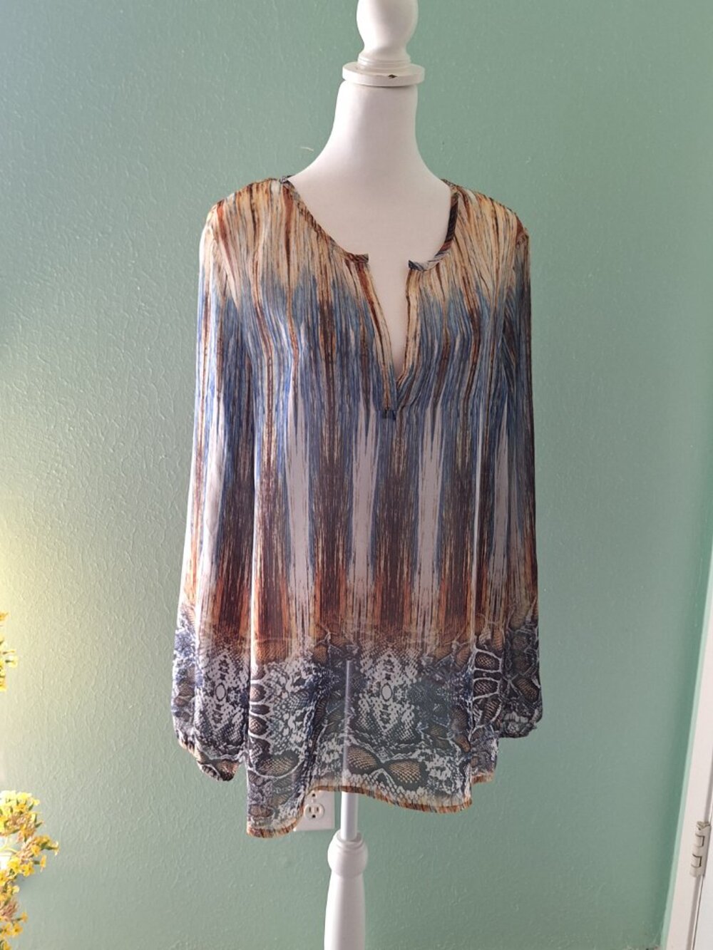 Karen Kane Long sleeved Blouse. Size L
